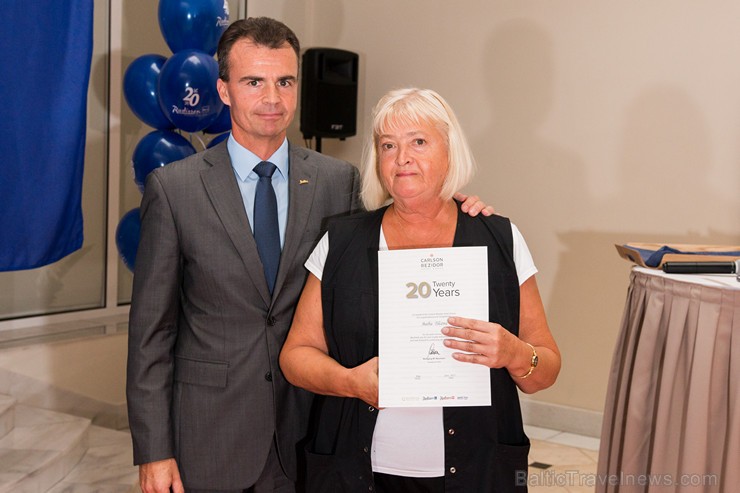 Pilna servisa starptautiskā viesnīca Radisson Blu Daugava Hotel kopā ar tās ilggadējiem darbiniekiem atzīmē 20 gadu jubileju Pilna servisa starptautiskā viesnīca Radisson Blu Daugava Hotel kopā ar tās ilggadējiem darbiniekiem atzīmē 20 gadu jubileju 159623