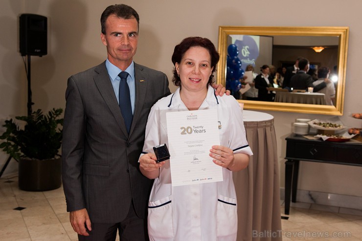 Pilna servisa starptautiskā viesnīca Radisson Blu Daugava Hotel kopā ar tās ilggadējiem darbiniekiem atzīmē 20 gadu jubileju Pilna servisa starptautiskā viesnīca Radisson Blu Daugava Hotel kopā ar tās ilggadējiem darbiniekiem atzīmē 20 gadu jubileju 159624