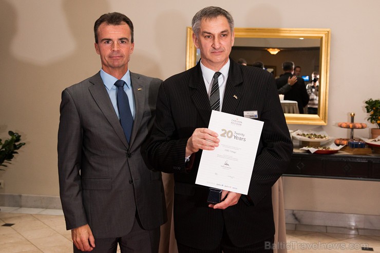 Pilna servisa starptautiskā viesnīca Radisson Blu Daugava Hotel kopā ar tās ilggadējiem darbiniekiem atzīmē 20 gadu jubileju Pilna servisa starptautiskā viesnīca Radisson Blu Daugava Hotel kopā ar tās ilggadējiem darbiniekiem atzīmē 20 gadu jubileju 159629