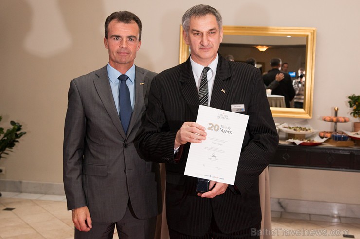 Pilna servisa starptautiskā viesnīca Radisson Blu Daugava Hotel kopā ar tās ilggadējiem darbiniekiem atzīmē 20 gadu jubileju Pilna servisa starptautiskā viesnīca Radisson Blu Daugava Hotel kopā ar tās ilggadējiem darbiniekiem atzīmē 20 gadu jubileju 159630