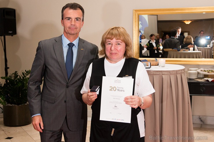 Pilna servisa starptautiskā viesnīca Radisson Blu Daugava Hotel kopā ar tās ilggadējiem darbiniekiem atzīmē 20 gadu jubileju Pilna servisa starptautiskā viesnīca Radisson Blu Daugava Hotel kopā ar tās ilggadējiem darbiniekiem atzīmē 20 gadu jubileju 159632