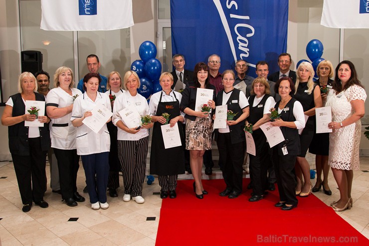Pilna servisa starptautiskā viesnīca Radisson Blu Daugava Hotel kopā ar tās ilggadējiem darbiniekiem atzīmē 20 gadu jubileju Pilna servisa starptautiskā viesnīca Radisson Blu Daugava Hotel kopā ar tās ilggadējiem darbiniekiem atzīmē 20 gadu jubileju 159633