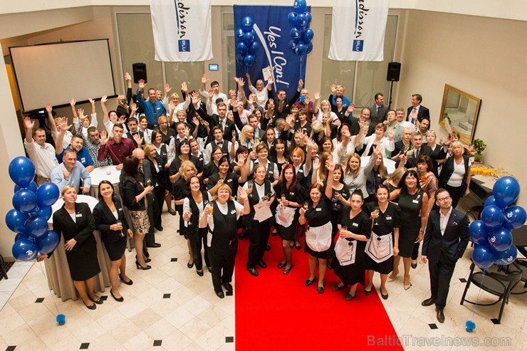 Pilna servisa starptautiskā viesnīca Radisson Blu Daugava Hotel kopā ar tās ilggadējiem darbiniekiem atzīmē 20 gadu jubileju Pilna servisa starptautiskā viesnīca Radisson Blu Daugava Hotel kopā ar tās ilggadējiem darbiniekiem atzīmē 20 gadu jubileju 159637