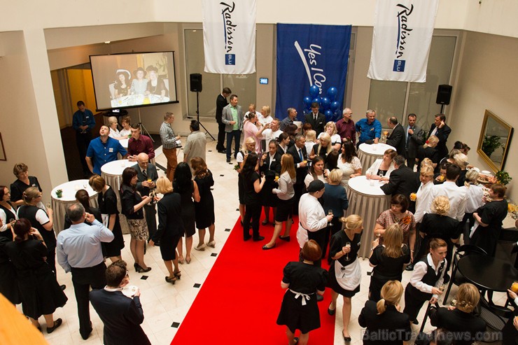 Pilna servisa starptautiskā viesnīca Radisson Blu Daugava Hotel kopā ar tās ilggadējiem darbiniekiem atzīmē 20 gadu jubileju Pilna servisa starptautiskā viesnīca Radisson Blu Daugava Hotel kopā ar tās ilggadējiem darbiniekiem atzīmē 20 gadu jubileju 159638