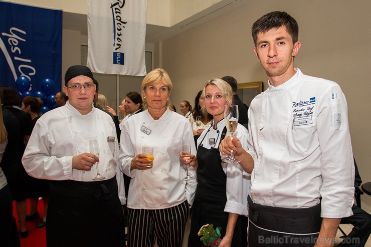Pilna servisa starptautiskā viesnīca Radisson Blu Daugava Hotel kopā ar tās ilggadējiem darbiniekiem atzīmē 20 gadu jubileju Pilna servisa starptautiskā viesnīca Radisson Blu Daugava Hotel kopā ar tās ilggadējiem darbiniekiem atzīmē 20 gadu jubileju 159639