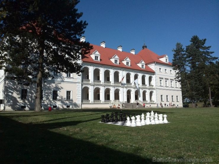 Biržos atrodas arī kunigaita Kristupa Radvila pils ar savdabīgo koka aizsardzības tiltu
Vairāk info Travel RSP Biržos atrodas arī kunigaita Kristupa Radvila pils ar savdabīgo koka aizsardzības tiltu
Vairāk info Travel RSP 159663
