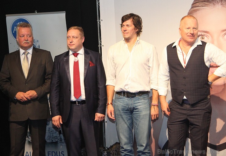 «Riga Food 2015» izstādes laikā norisinājās bezalkoholisko kokteiļu bārmeņu sacensības «Evian Latvia Cup 2015» 160135
