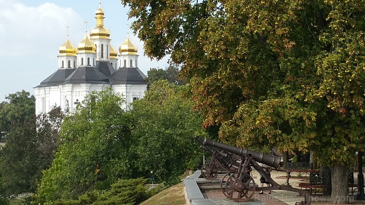Černigovas aizsargvalņa līnija Desnas upes krastā ar Sv. Katerīnas baznīcu (18.g.s.). Vairāk informācijas - www.chernigiv-rada.gov.ua Černigovas aizsargvalņa līnija Desnas upes krastā ar Sv. Katerīnas baznīcu (18.g.s.). Vairāk informācijas - www.chernigiv-rada.gov.ua 161292