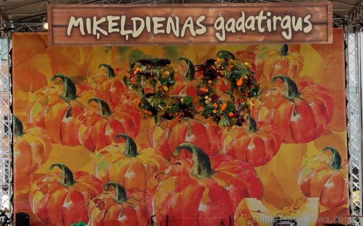 Rīgā ražas svētkus tradicionāli atzīmē ar Miķeļdienas gadatirgu Doma laukumā. Apmeklētājus priecēja rudens veltes, amatnieku meistardarbi un kultūras Rīgā ražas svētkus tradicionāli atzīmē ar Miķeļdienas gadatirgu Doma laukumā. Apmeklētājus priecēja rudens veltes, amatnieku meistardarbi un kultūras 161829