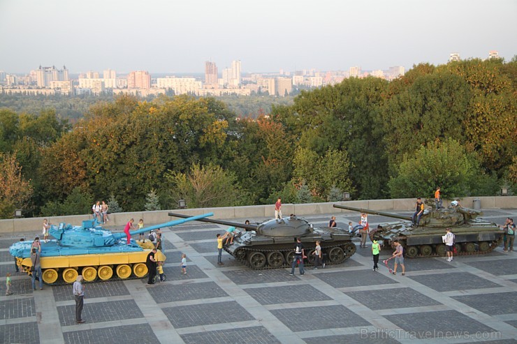 Monumenta «Dzimtene māte» laukumā pilsētnieki un pilsētas viesi var redzēt izstādi, kurā Ukraina pierāda, ka valsts austrumos konfliktā ir iesaistīta Monumenta «Dzimtene māte» laukumā pilsētnieki un pilsētas viesi var redzēt izstādi, kurā Ukraina pierāda, ka valsts austrumos konfliktā ir iesaistīta 162483