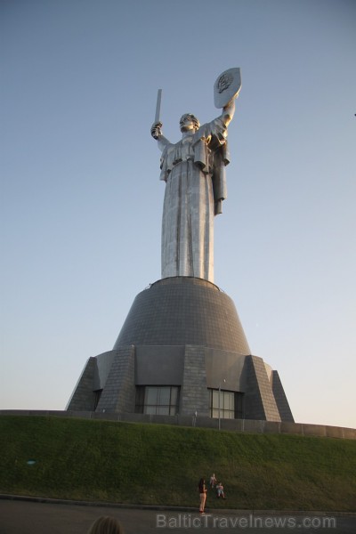 Travelnews.lv apskata padomju laika mantojuma monumentu «Dzimtene māte» Kijevā, kas ir 102 metrus augsts. Vairāk informācijas - www.kyivcity.travel Travelnews.lv apskata padomju laika mantojuma monumentu «Dzimtene māte» Kijevā, kas ir 102 metrus augsts. Vairāk informācijas - www.kyivcity.travel 162484