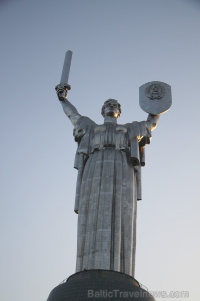 Travelnews.lv apskata padomju laika mantojuma monumentu «Dzimtene māte» Kijevā, kas ir 102 metrus augsts. Vairāk informācijas - www.kyivcity.travel Travelnews.lv apskata padomju laika mantojuma monumentu «Dzimtene māte» Kijevā, kas ir 102 metrus augsts. Vairāk informācijas - www.kyivcity.travel 162485