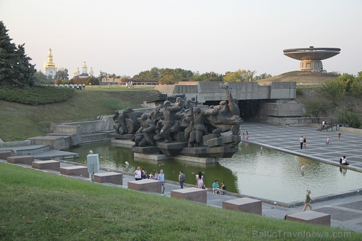 Travelnews.lv apskata padomju laika mantojuma monumentu «Dzimtene māte» Kijevā, kas ir 102 metrus augsts. Vairāk informācijas - www.kyivcity.travel Travelnews.lv apskata padomju laika mantojuma monumentu «Dzimtene māte» Kijevā, kas ir 102 metrus augsts. Vairāk informācijas - www.kyivcity.travel 162487