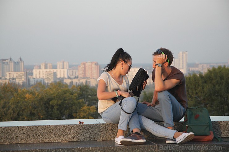 Travelnews.lv apskata padomju laika mantojuma monumentu «Dzimtene māte» Kijevā, kas ir 102 metrus augsts. Vairāk informācijas - www.kyivcity.travel Travelnews.lv apskata padomju laika mantojuma monumentu «Dzimtene māte» Kijevā, kas ir 102 metrus augsts. Vairāk informācijas - www.kyivcity.travel 162489