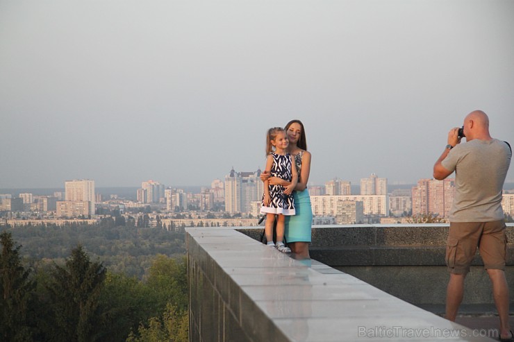 Travelnews.lv apskata padomju laika mantojuma monumentu «Dzimtene māte» Kijevā, kas ir 102 metrus augsts. Vairāk informācijas - www.kyivcity.travel Travelnews.lv apskata padomju laika mantojuma monumentu «Dzimtene māte» Kijevā, kas ir 102 metrus augsts. Vairāk informācijas - www.kyivcity.travel 162490