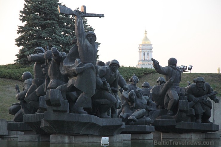 Travelnews.lv apskata padomju laika mantojuma monumentu «Dzimtene māte» Kijevā, kas ir 102 metrus augsts. Vairāk informācijas - www.kyivcity.travel Travelnews.lv apskata padomju laika mantojuma monumentu «Dzimtene māte» Kijevā, kas ir 102 metrus augsts. Vairāk informācijas - www.kyivcity.travel 162491