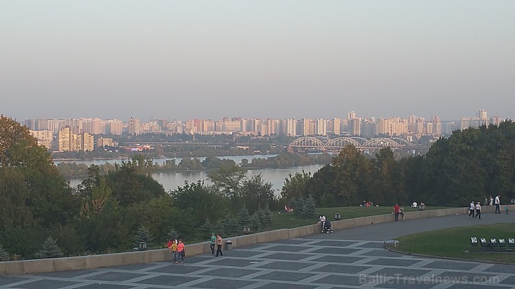 Travelnews.lv apskata padomju laika mantojuma monumentu «Dzimtene māte» Kijevā, kas ir 102 metrus augsts. Vairāk informācijas - www.kyivcity.travel Travelnews.lv apskata padomju laika mantojuma monumentu «Dzimtene māte» Kijevā, kas ir 102 metrus augsts. Vairāk informācijas - www.kyivcity.travel 162493