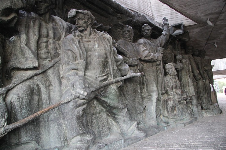 Travelnews.lv apskata padomju laika mantojuma monumentu «Dzimtene māte» Kijevā, kas ir 102 metrus augsts. Vairāk informācijas - www.kyivcity.travel Travelnews.lv apskata padomju laika mantojuma monumentu «Dzimtene māte» Kijevā, kas ir 102 metrus augsts. Vairāk informācijas - www.kyivcity.travel 162494