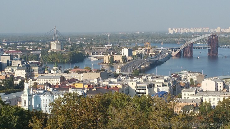 No Svētā Andreja katedrāles (1748—1767) paveras tāls un plašs skatiens uz Kijevu. Vairāk informācijas - www.kyivcity.travel No Svētā Andreja katedrāles (1748—1767) paveras tāls un plašs skatiens uz Kijevu. Vairāk informācijas - www.kyivcity.travel 162638