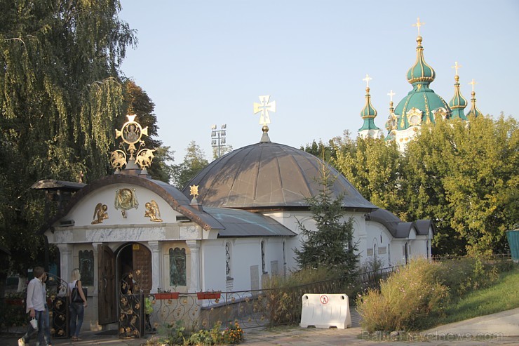 No Svētā Andreja katedrāles (1748—1767) paveras tāls un plašs skatiens uz Kijevu. Vairāk informācijas - www.kyivcity.travel No Svētā Andreja katedrāles (1748—1767) paveras tāls un plašs skatiens uz Kijevu. Vairāk informācijas - www.kyivcity.travel 162643