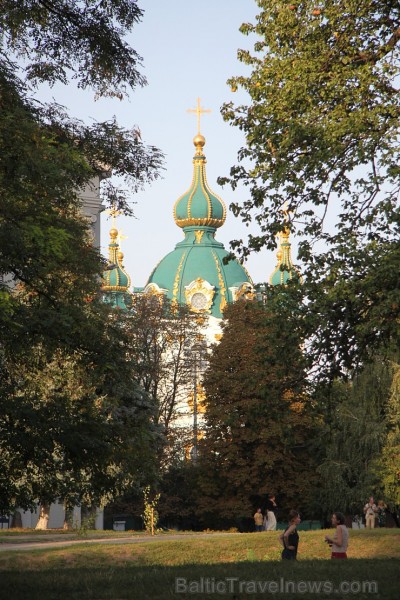 No Svētā Andreja katedrāles (1748—1767) paveras tāls un plašs skatiens uz Kijevu. Vairāk informācijas - www.kyivcity.travel No Svētā Andreja katedrāles (1748—1767) paveras tāls un plašs skatiens uz Kijevu. Vairāk informācijas - www.kyivcity.travel 162644