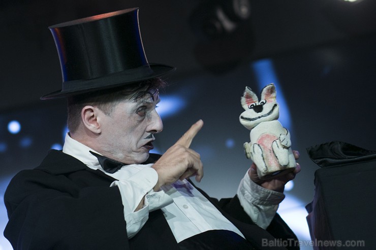 «Olympic Voodoo Casino» 10 lieliski iluzionisti no astoņām dažādām valstīm sacentās divās kategorijās - skatuves triki un tuvplāna triki «Olympic Voodoo Casino» 10 lieliski iluzionisti no astoņām dažādām valstīm sacentās divās kategorijās - skatuves triki un tuvplāna triki 162722