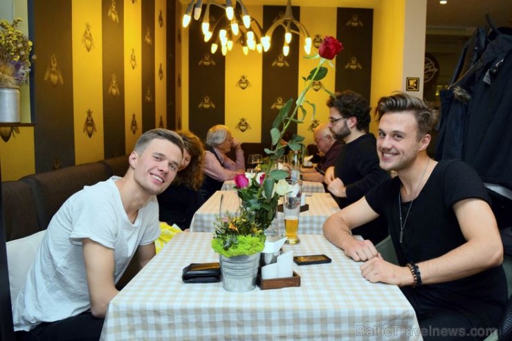 Restorāns «Melnā Bite»  svin gada sadarbību ar «Restau-Rateur» 163900