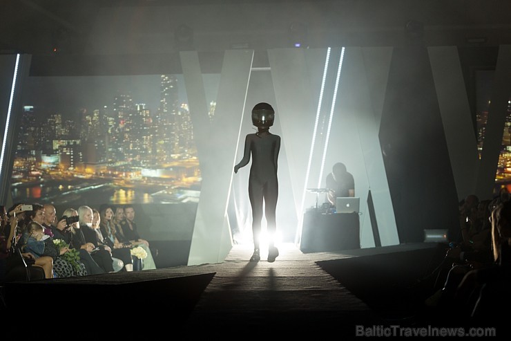 Rīgas modes nedēļa «Riga Fashion Week» kā magnēts pievelk radošu publiku. Foto: Mark Litvyakov/Arkady Gluhih Rīgas modes nedēļa «Riga Fashion Week» kā magnēts pievelk radošu publiku. Foto: Mark Litvyakov/Arkady Gluhih 163908