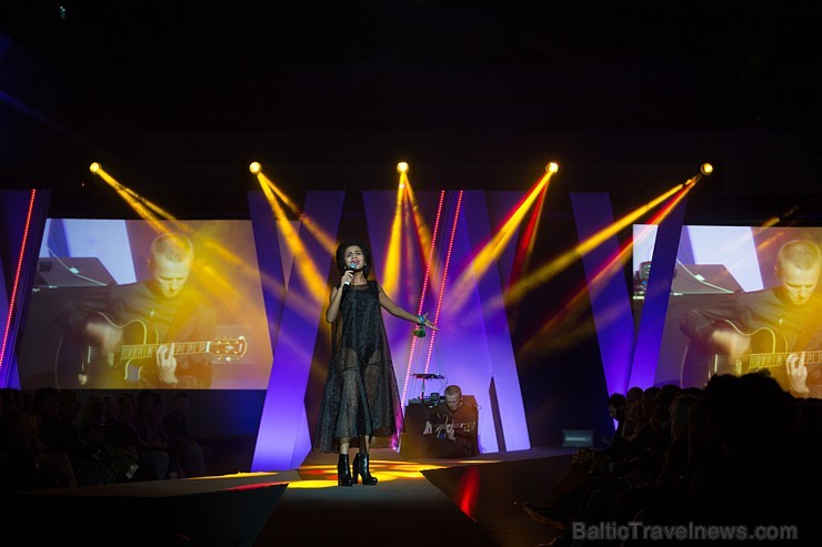 Rīgas modes nedēļa «Riga Fashion Week» kā magnēts pievelk radošu publiku. Foto: Mark Litvyakov/Arkady Gluhih Rīgas modes nedēļa «Riga Fashion Week» kā magnēts pievelk radošu publiku. Foto: Mark Litvyakov/Arkady Gluhih 163909