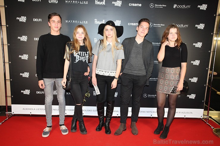 Rīgas modes nedēļa «Riga Fashion Week» kā magnēts pievelk radošu publiku. Foto: Mark Litvyakov/Arkady Gluhih Rīgas modes nedēļa «Riga Fashion Week» kā magnēts pievelk radošu publiku. Foto: Mark Litvyakov/Arkady Gluhih 163911