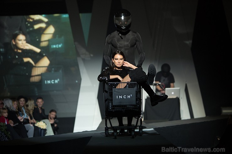 Rīgas modes nedēļa «Riga Fashion Week» kā magnēts pievelk radošu publiku. Foto: Mark Litvyakov/Arkady Gluhih Rīgas modes nedēļa «Riga Fashion Week» kā magnēts pievelk radošu publiku. Foto: Mark Litvyakov/Arkady Gluhih 163922