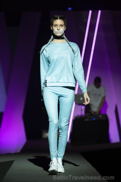 Rīgas modes nedēļa «Riga Fashion Week» kā magnēts pievelk radošu publiku. Foto: Mark Litvyakov/Arkady Gluhih Rīgas modes nedēļa «Riga Fashion Week» kā magnēts pievelk radošu publiku. Foto: Mark Litvyakov/Arkady Gluhih 163927