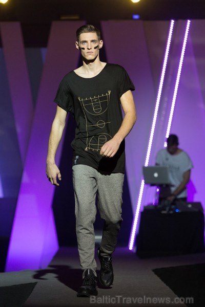 Rīgas modes nedēļa «Riga Fashion Week» kā magnēts pievelk radošu publiku. Foto: Mark Litvyakov/Arkady Gluhih Rīgas modes nedēļa «Riga Fashion Week» kā magnēts pievelk radošu publiku. Foto: Mark Litvyakov/Arkady Gluhih 163940