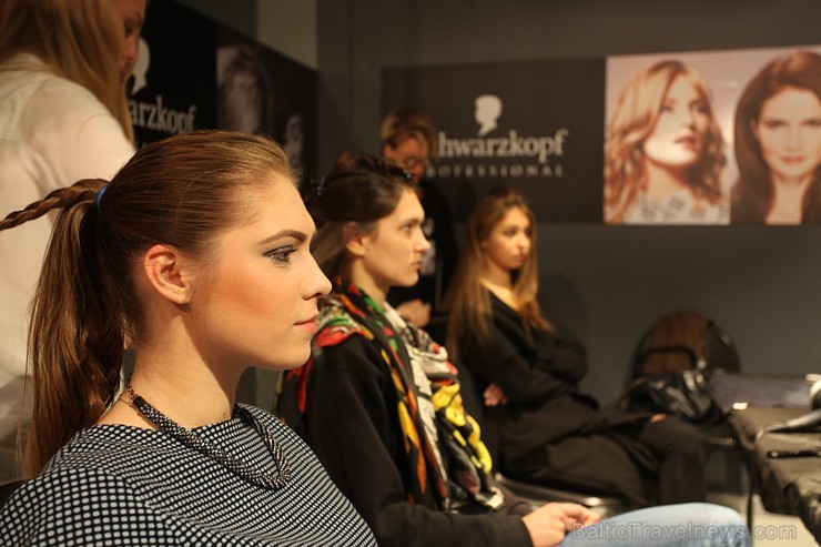 Rīgas modes nedēļa «Riga Fashion Week» kā magnēts pievelk radošu publiku. Foto: Mark Litvyakov/Arkady Gluhih Rīgas modes nedēļa «Riga Fashion Week» kā magnēts pievelk radošu publiku. Foto: Mark Litvyakov/Arkady Gluhih 164154