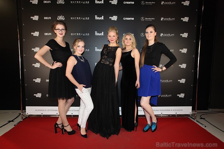 Rīgas modes nedēļa «Riga Fashion Week» kā magnēts pievelk radošu publiku. Foto: Mark Litvyakov/Arkady Gluhih Rīgas modes nedēļa «Riga Fashion Week» kā magnēts pievelk radošu publiku. Foto: Mark Litvyakov/Arkady Gluhih 164157