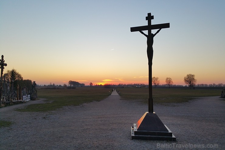 Travelnews.lv sadarbībā ar autonomu Sixt.lv iepazīst Krustu kalnu Lietuvā, kas atrodas 12 km no Šauļiem Travelnews.lv sadarbībā ar autonomu Sixt.lv iepazīst Krustu kalnu Lietuvā, kas atrodas 12 km no Šauļiem 164163