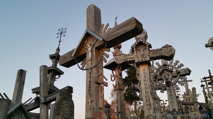 Travelnews.lv sadarbībā ar autonomu Sixt.lv iepazīst Krustu kalnu Lietuvā, kas atrodas 12 km no Šauļiem Travelnews.lv sadarbībā ar autonomu Sixt.lv iepazīst Krustu kalnu Lietuvā, kas atrodas 12 km no Šauļiem 164169