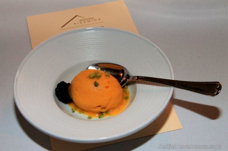 Restorāna «Piramīda» Mango sorberts 164285