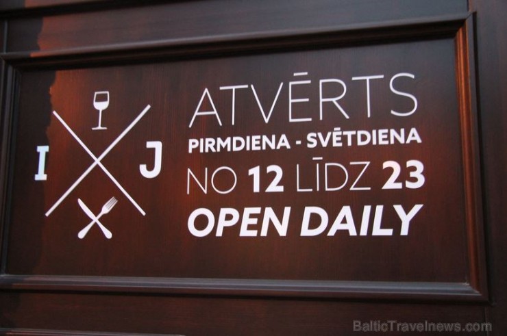 Restorāns «Izsalkušais Jānis» ir atklātā tipa restorāns Cēsīs ar akcentu uz vietējiem produktiem sezonai pieskaņototā ēdienkartē. Restorāns «Izsalkušais Jānis» ir atklātā tipa restorāns Cēsīs ar akcentu uz vietējiem produktiem sezonai pieskaņototā ēdienkartē. 164625