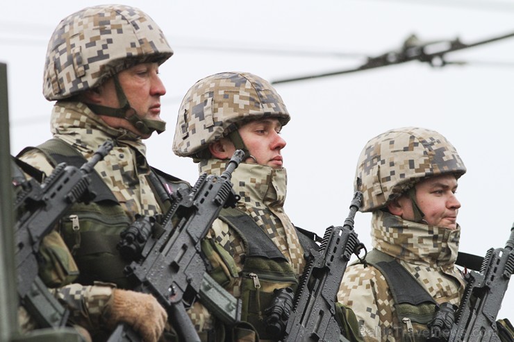 Bruņoto spēku parādē piedalījās Latvijas armijas karavīri, kā arī ASV bruņutehnika un nesen atsūtītās kāpurķēžu kaujas mašīnas Bruņoto spēku parādē piedalījās Latvijas armijas karavīri, kā arī ASV bruņutehnika un nesen atsūtītās kāpurķēžu kaujas mašīnas 164875