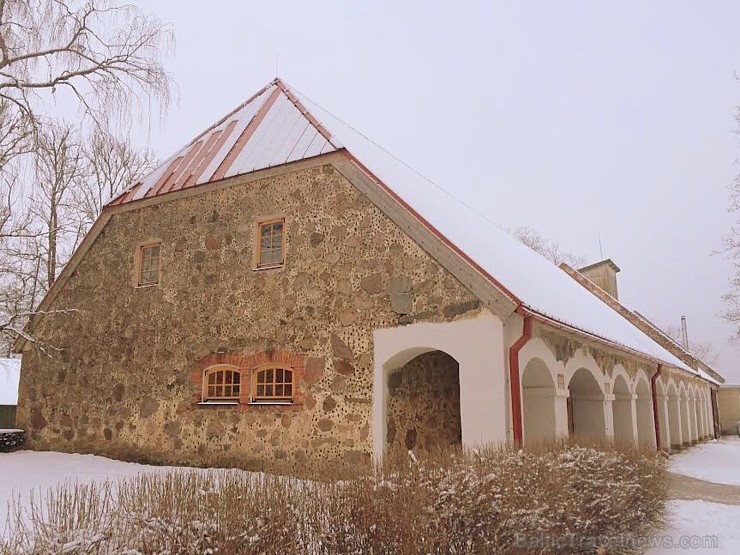 Skaistās Vecpiebalgas muižas komplekss atrodas Inešu pagastā pie Arisas upītes, kas ir īsākā upe Latvijā Skaistās Vecpiebalgas muižas komplekss atrodas Inešu pagastā pie Arisas upītes, kas ir īsākā upe Latvijā 167304
