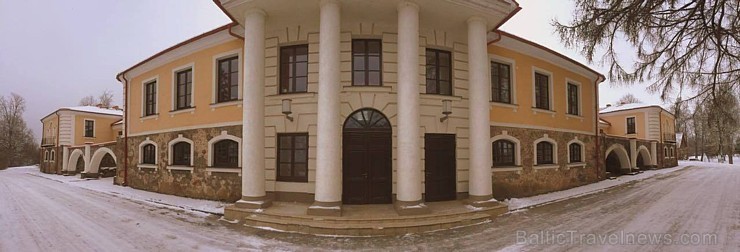 Skaistās Vecpiebalgas muižas komplekss atrodas Inešu pagastā pie Arisas upītes, kas ir īsākā upe Latvijā Skaistās Vecpiebalgas muižas komplekss atrodas Inešu pagastā pie Arisas upītes, kas ir īsākā upe Latvijā 167306