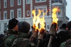 Doma laukumā gremdējas atmiņās, iededzot Barikāžu piemiņas ugunskuru