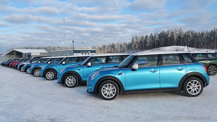 Travelnews.lv redakcija 23.01.2016 ar Mini.lv atbalstu testē Mini modeļus autosporta trasē «333» ziemas apstākļos Travelnews.lv redakcija 23.01.2016 ar Mini.lv atbalstu testē Mini modeļus autosporta trasē «333» ziemas apstākļos 167738