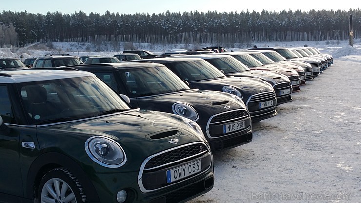 Travelnews.lv redakcija 23.01.2016 ar Mini.lv atbalstu testē Mini modeļus autosporta trasē «333» ziemas apstākļos Travelnews.lv redakcija 23.01.2016 ar Mini.lv atbalstu testē Mini modeļus autosporta trasē «333» ziemas apstākļos 167739