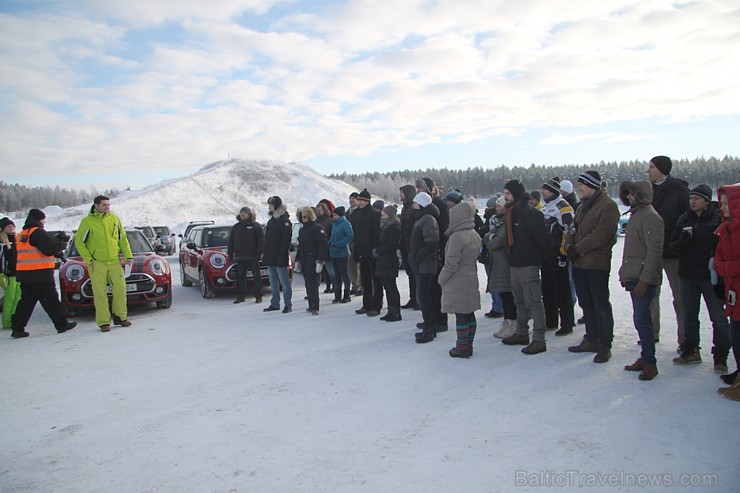 Travelnews.lv redakcija 23.01.2016 ar Mini.lv atbalstu testē Mini modeļus autosporta trasē «333» ziemas apstākļos Travelnews.lv redakcija 23.01.2016 ar Mini.lv atbalstu testē Mini modeļus autosporta trasē «333» ziemas apstākļos 167741