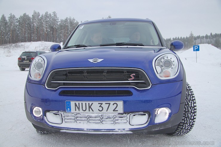 Travelnews.lv redakcija 23.01.2016 ar Mini.lv atbalstu testē Mini modeļus autosporta trasē «333» ziemas apstākļos Travelnews.lv redakcija 23.01.2016 ar Mini.lv atbalstu testē Mini modeļus autosporta trasē «333» ziemas apstākļos 167743