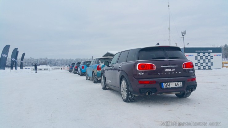 Travelnews.lv redakcija 23.01.2016 ar Mini.lv atbalstu testē Mini modeļus autosporta trasē «333» ziemas apstākļos Travelnews.lv redakcija 23.01.2016 ar Mini.lv atbalstu testē Mini modeļus autosporta trasē «333» ziemas apstākļos 167746