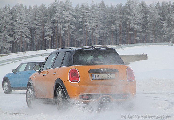 Travelnews.lv redakcija 23.01.2016 ar Mini.lv atbalstu testē Mini modeļus autosporta trasē «333» ziemas apstākļos Travelnews.lv redakcija 23.01.2016 ar Mini.lv atbalstu testē Mini modeļus autosporta trasē «333» ziemas apstākļos 167747