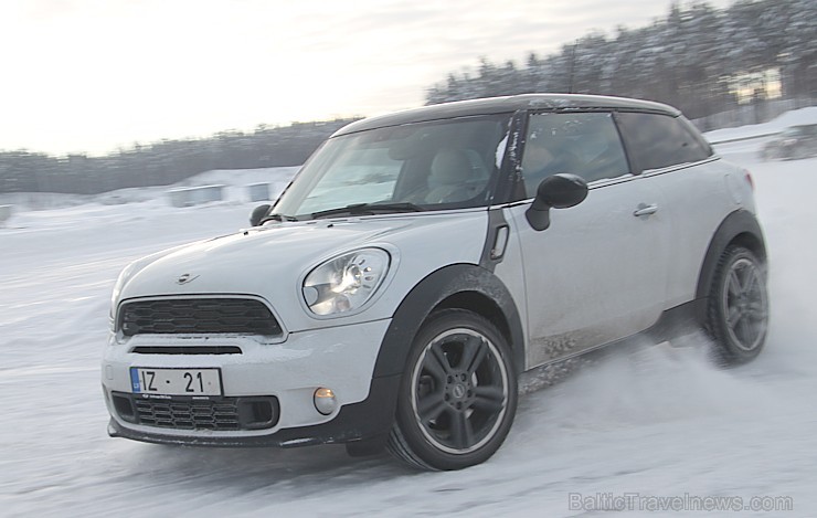 Travelnews.lv redakcija 23.01.2016 ar Mini.lv atbalstu testē Mini modeļus autosporta trasē «333» ziemas apstākļos Travelnews.lv redakcija 23.01.2016 ar Mini.lv atbalstu testē Mini modeļus autosporta trasē «333» ziemas apstākļos 167749